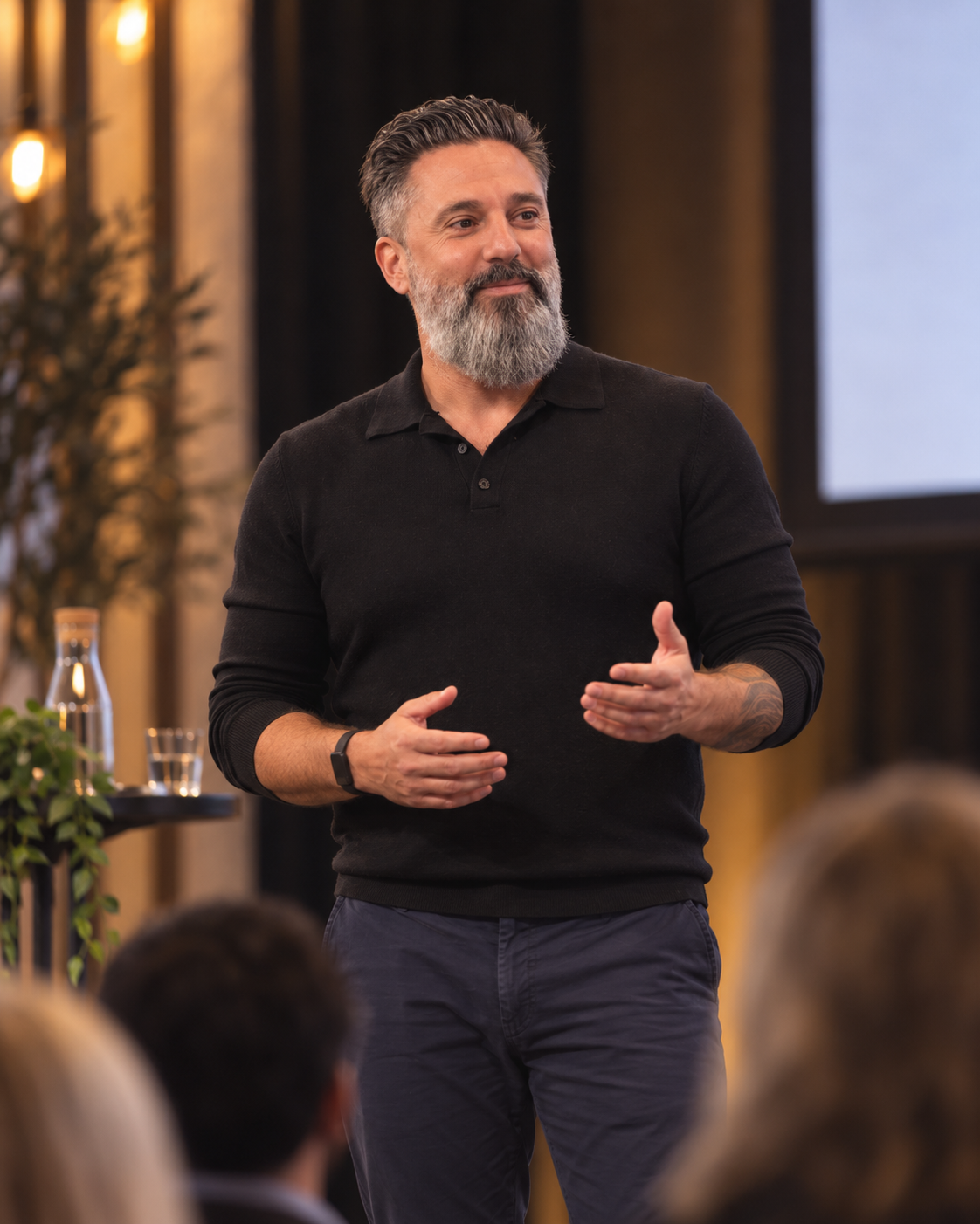 Deniz föreläser på scen under Småföretagarkvällen